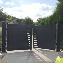 Portail-aluminium-ajoure-quartz