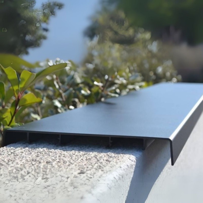 Détail du pliage d’une couvertine alu pour muret en aluminium