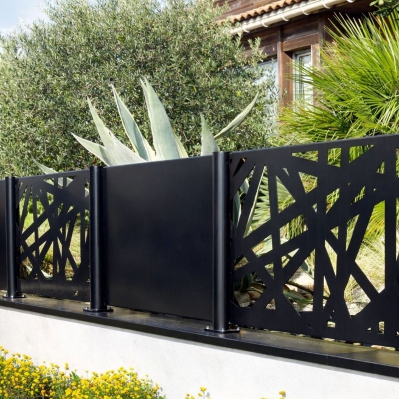 Éclisse de jonction aluminium angle 90° sur muret avec clôture décorative