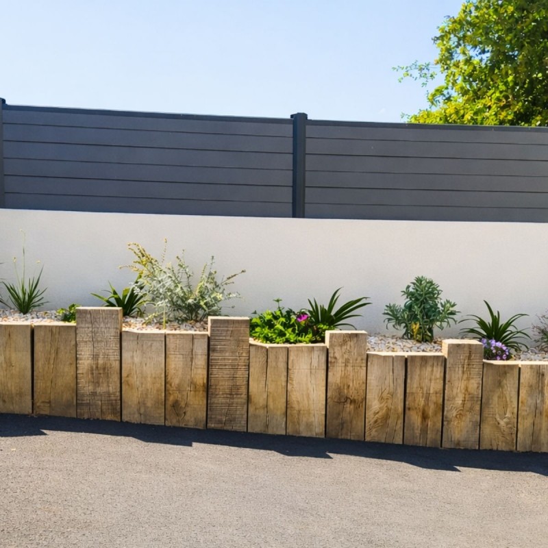 Bordure de jardin realisee avec traverse paysagere en chene pour amenagement paysager exterieur