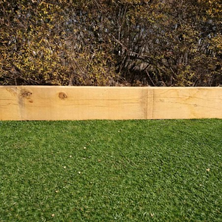 Traverse paysagere en chene vue sur la longueur montrant le bois brut et le veinage naturel