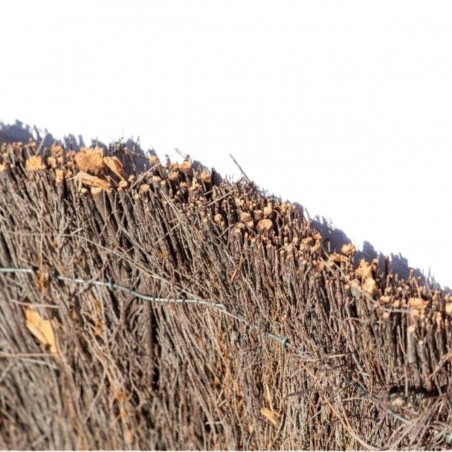 Détail du haut d'une brande de bruyère naturelle montrant la densité et la fixation par fil de fer galvanisé