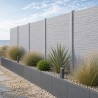 Poteaux intermédiaires gris pour clôture béton installés en bord de mer