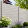Poteau béton angle gris avec clôture imitation bois dans un jardin paysager.