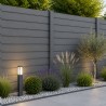 Poteau béton angle anthracite avec clôture imitation lames bois dans un jardin contemporain.