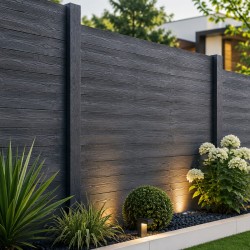 Clôture béton imitation lames bois coloris anthracite installée dans un jardin moderne.