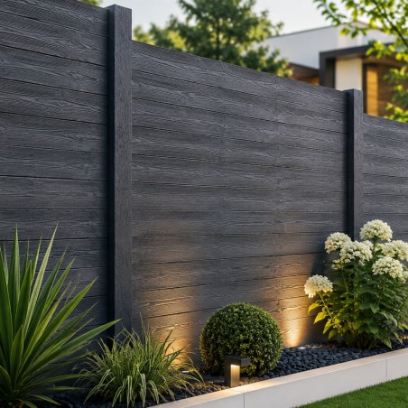 Clôture béton imitation lames bois coloris anthracite installée dans un jardin moderne.