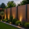 Clôture béton imitation lames bois coloris bois avec éclairage paysager dans un jardin contemporain.