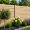 Clôture béton imitation lames bois coloris bois dans un jardin avec massifs paysagers.