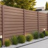 Clôture béton imitation panneau bois coloris bois foncé dans jardin contemporain