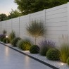 Clôture béton imitation panneau bois coloris ton pierre dans un jardin paysager