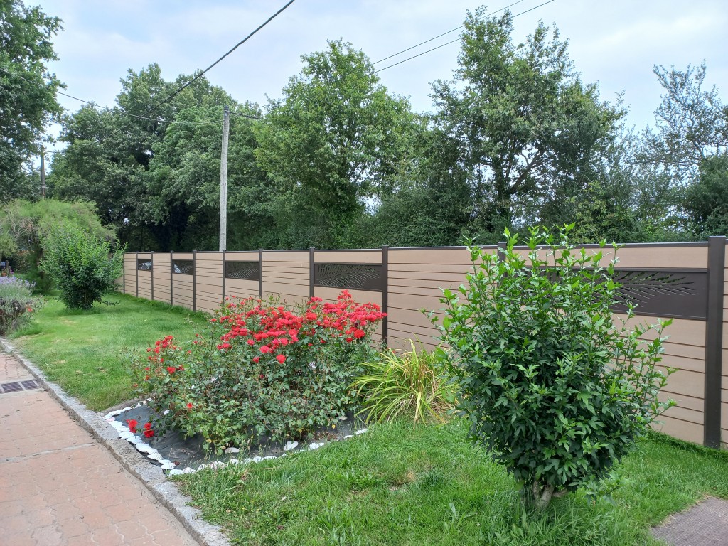 Comment installer une clôture composite ?