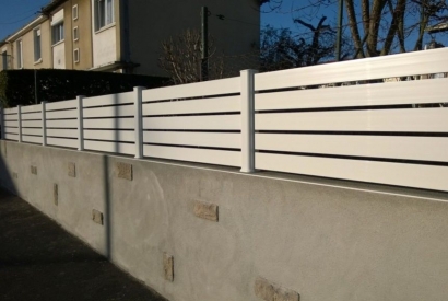 Comment poser une clôture en PVC sur un muret ?